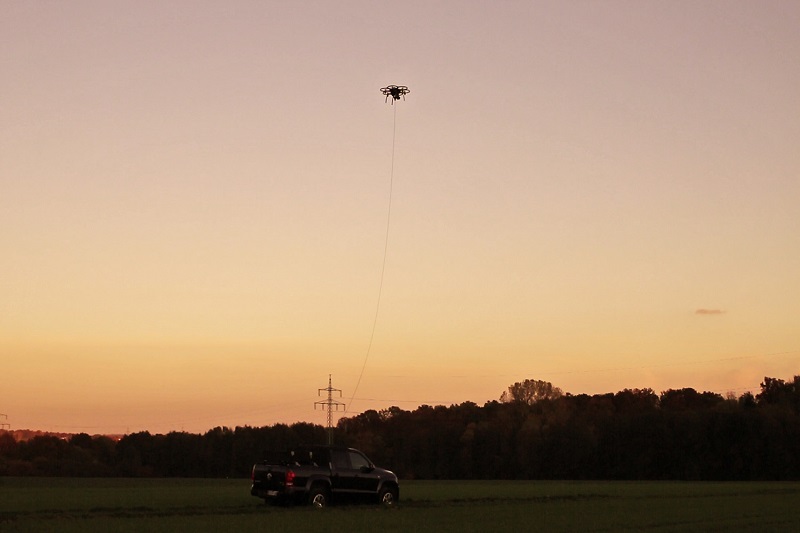 A tethered drone for use as sensor carrier platform. The insensiv PodCopter uses image processing for permanent and autonomous control and flies in a given position to its platform.